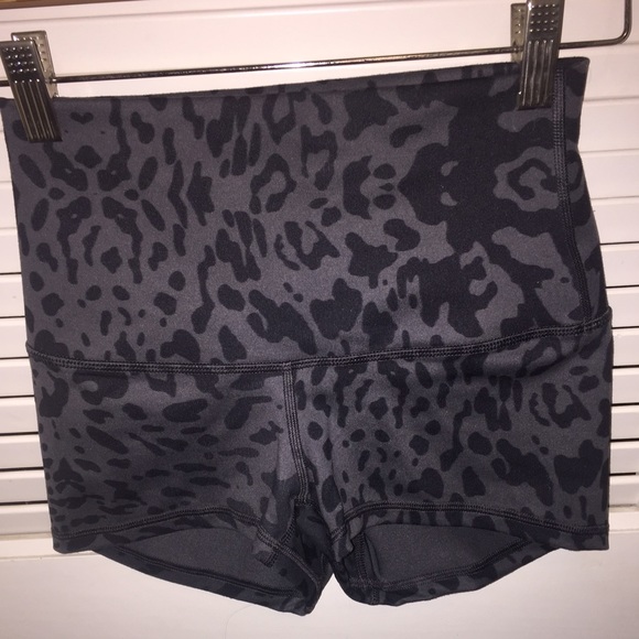 Lululemon Boogie Shorts (roll down) Size 2
