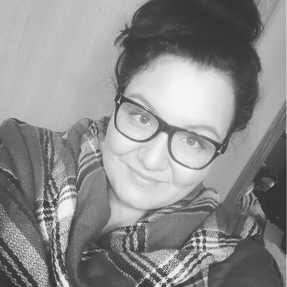 Meet Your Posher! 💚 - Picture 3 of 4