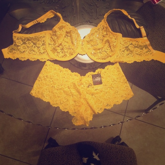 Matching bra and underwear (floral design)