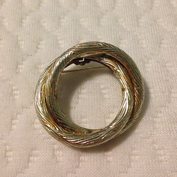 Gold tone brooch - Picture 1 of 1