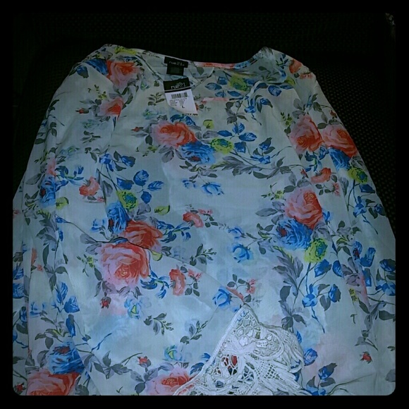 Floral top. Never been worn. Still has tags.