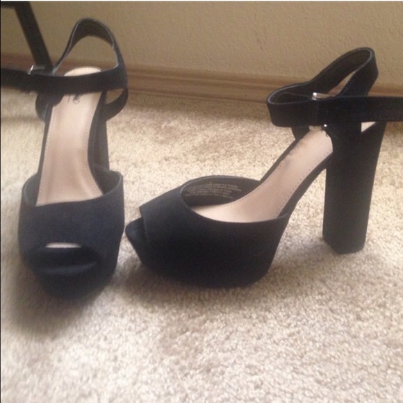 Black Pumps