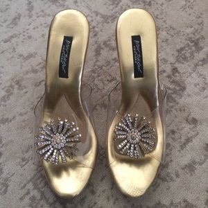 Classic Betsey Johnson gold poly pumps