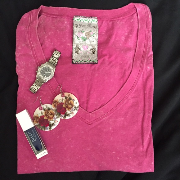 🎉SALE‼️ Acid Wash Hot Pink V Neck Tee - Picture 1 of 4