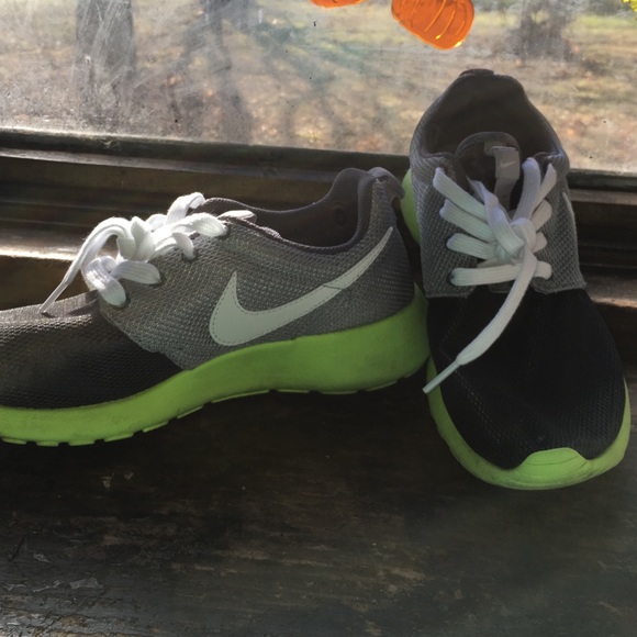 Nike Roshe run sneakers youth 6.5 women 8.5