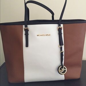 Jet Set Large Top-Zip Saffiano Leather Tote