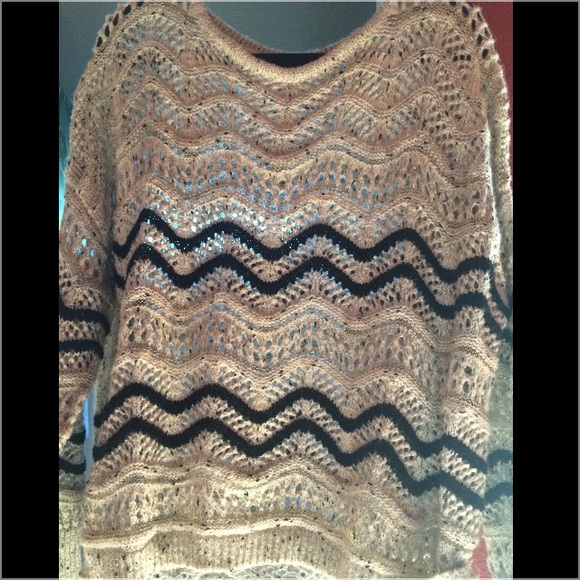 ✨ Forever 21 knit sweater. Cream, black and gold