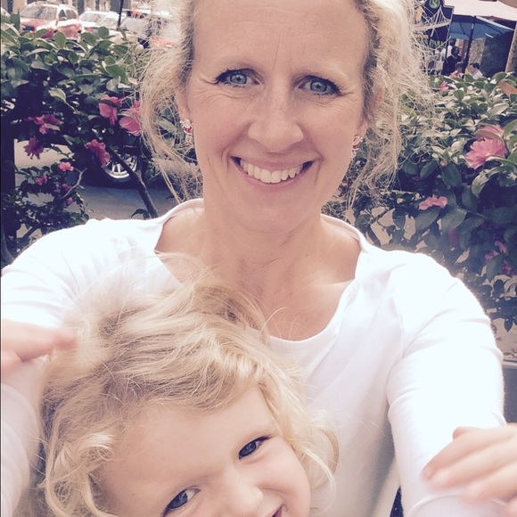 Meet your Posher, Laura - Picture 1 of 1