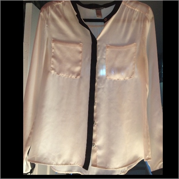 ✨ H&M white satin black trim blouse