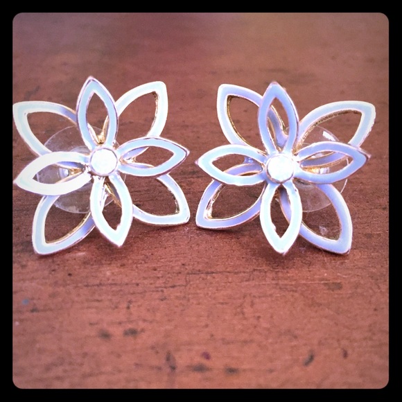 Blue flower stud earrings