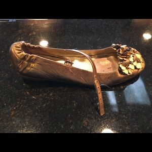 Gold floral appliqué juicy flats