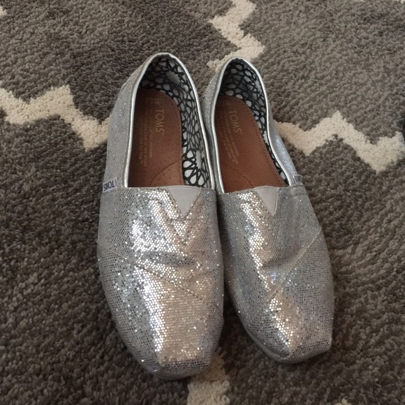 Size 7.5W sparkly silver Toms perfect condition!