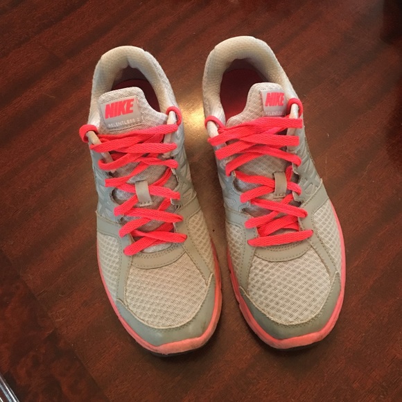 Nike Tennis Shoes