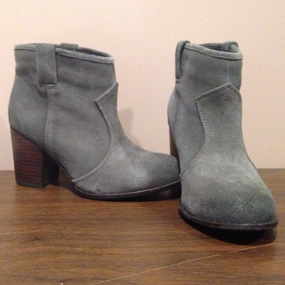 Splendid 6 1/2 grey suede 3" heel.