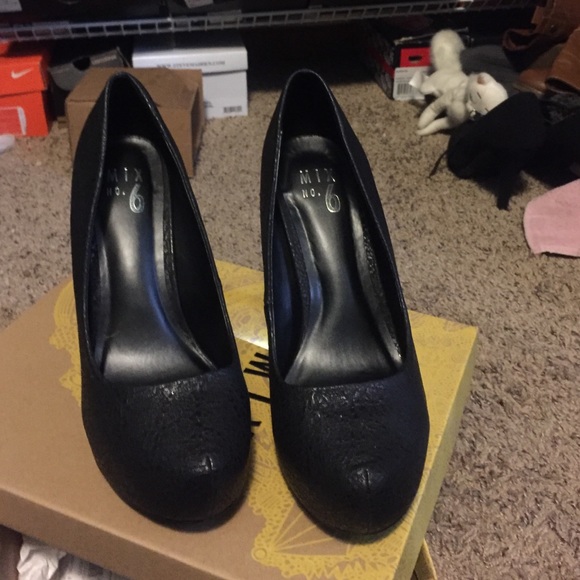 Black pumps. - Picture 2 of 3