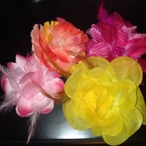 4 floral hair accessories🌼🌸🌺