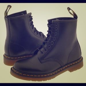 ✨FLASH SALE✨Doc Martens Air Wair! Worn Once