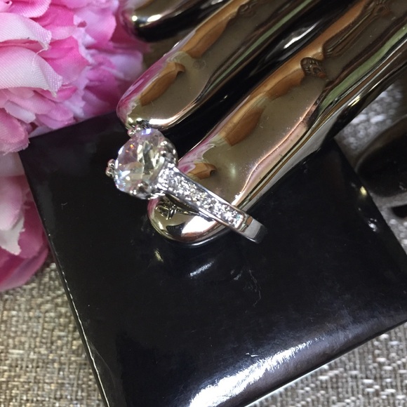 💘 Sale💘 CZ Diamond Ring - Picture 2 of 4