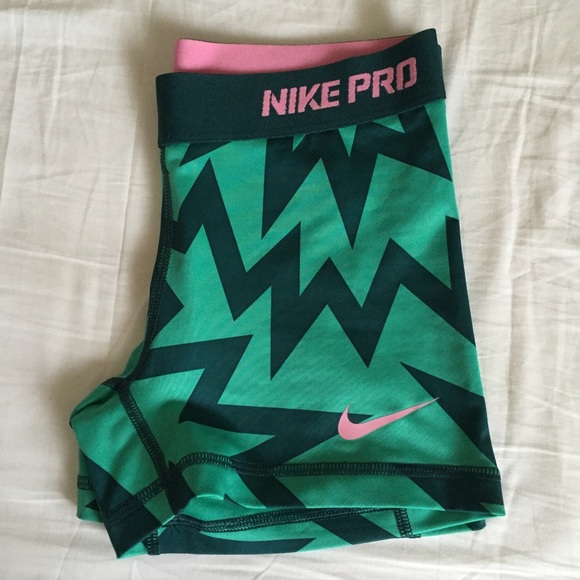 RESERVED: Nike Pro Rare XS.