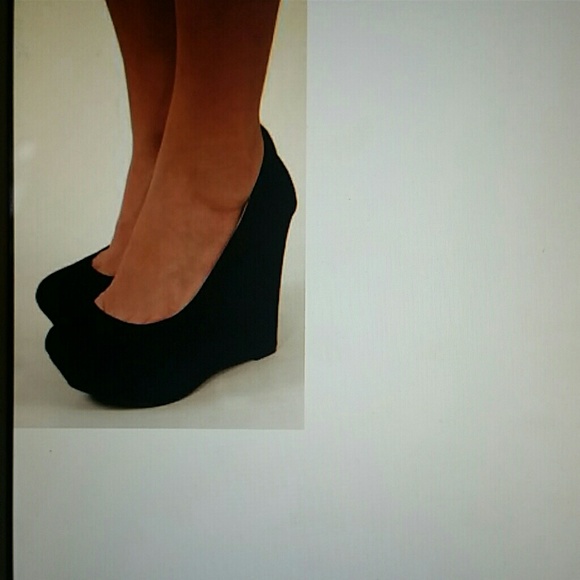 Black wedges