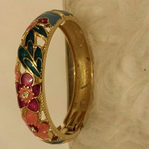 A flowers and multicolored bracelet