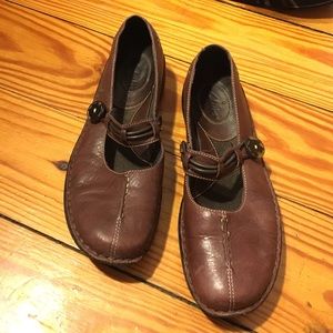 Clarks brown flats