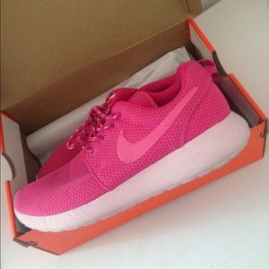 Pink nike roshe runs