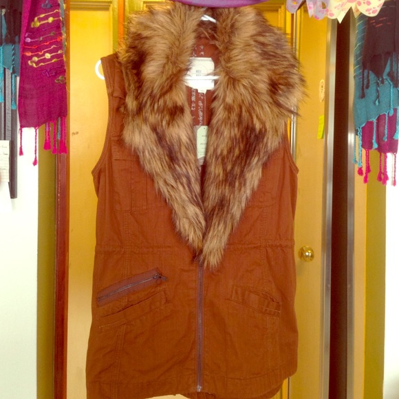 Anthropologie Jackets & Blazers - Anthropologie Hei Hei Vest w/ Removable Faux Fur!