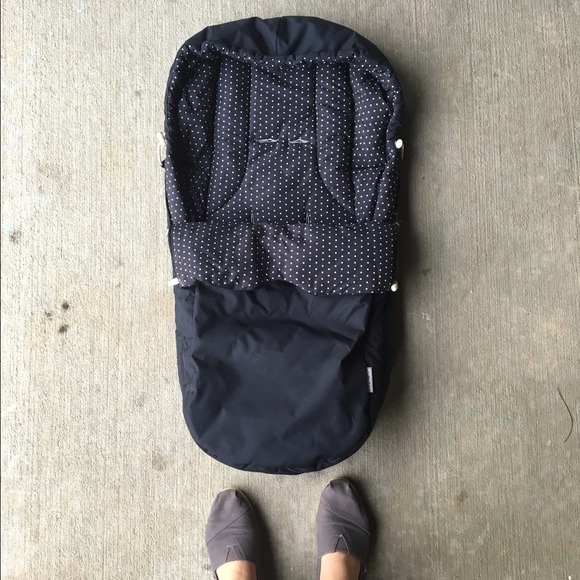 Adorable polka dot stroller bunting. Stokke.