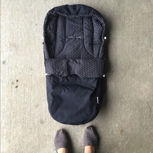 Adorable polka dot stroller bunting. Stokke.