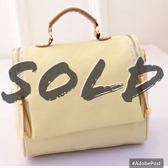🎉HP🛍 New! Beige Barrel Bag/Purse Crown Emblem
