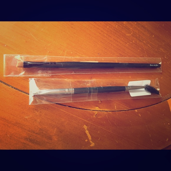 Set of two NEW in package makeup brushes