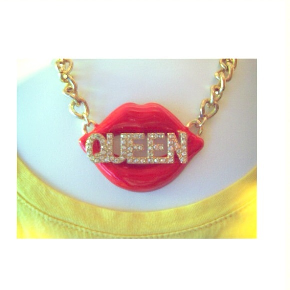 ❤️NWT Hot Kiss Lips Queen Necklace