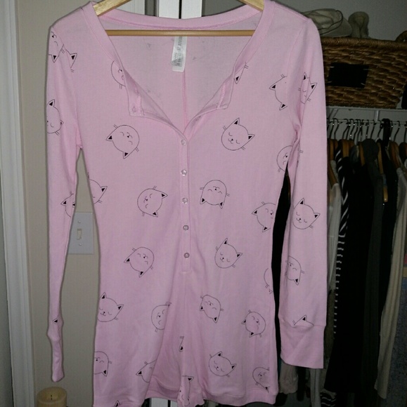 🎶Adorable romper🎶 PJ's. Steal deal - Picture 1 of 4