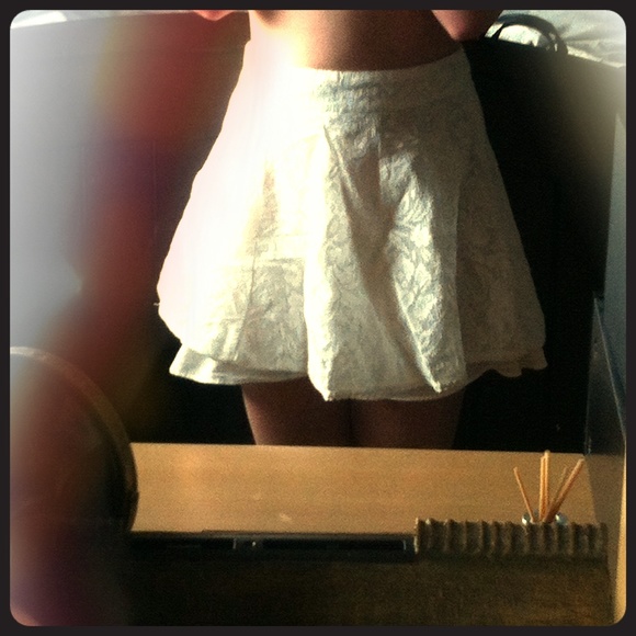 Short chic white skirt