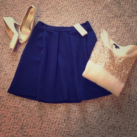 Francesca's Collections Dresses & Skirts - NWT navy blue pleated skirt with pockets