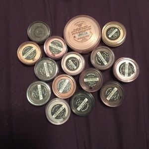 BARE MINERALS LOT. 14 eye shadows and a veil !