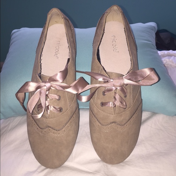Ribbon laced flats