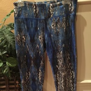 EUC 90 degrees workout capris in cool snakeskin.