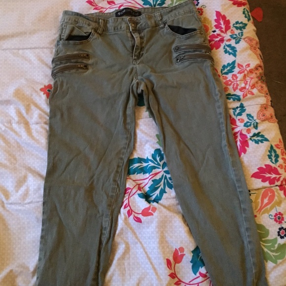 Too small - Picture 2 of 2