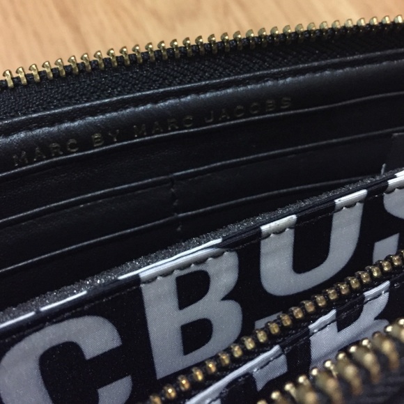 ❌SOLD❌Marc Jacobs Black Petal to the Metal Wallet - Picture 3 of 4