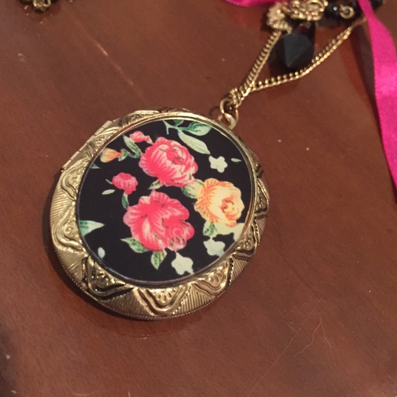 Floral Pattern Locket - Picture 2 of 4