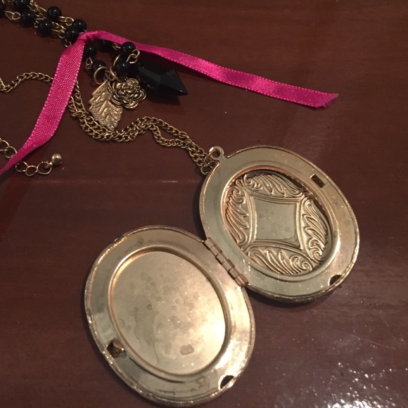 Floral Pattern Locket - Picture 4 of 4