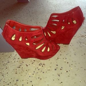 CUTE RED WEDGES