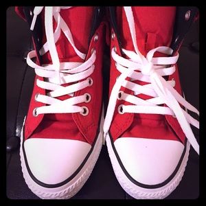 Sz 9 Women Red Converse Sneakers