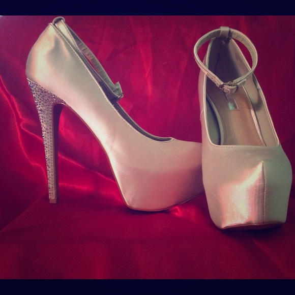 H by Halston | Shoes | 425 H By Halston Nude Platform Pumps  H by Halston Nude Platform Pump Size 10