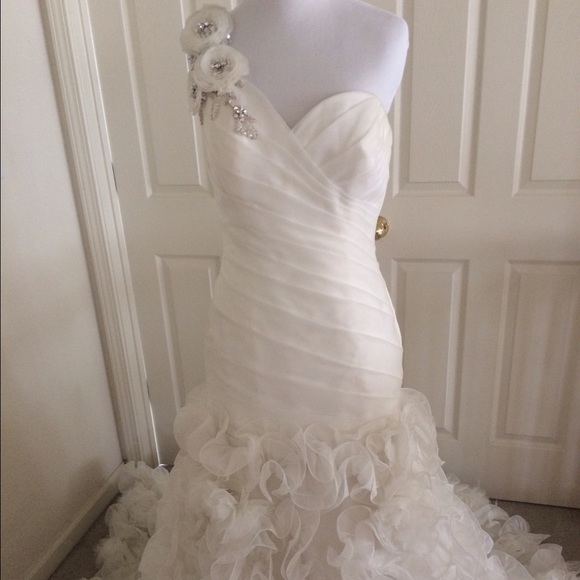 Allure Bridals Couture C166 wedding dress