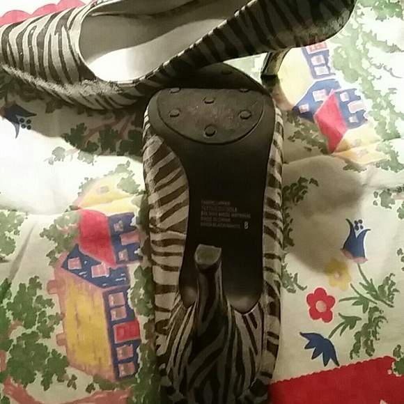 Animal Print Heels - never been worn - Picture 3 of 3