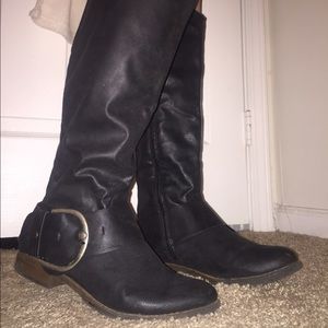 Black boots with buckle