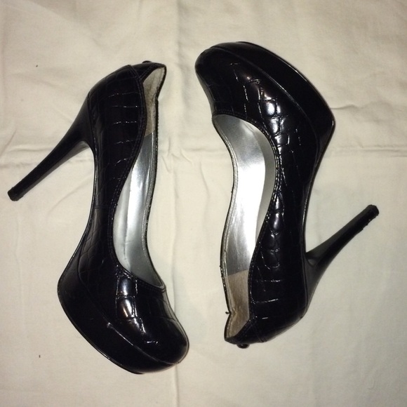 📛SOLD📛GUESS BLACK ALLIGATOR SKIN HEELS